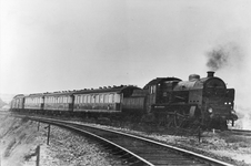151310 Afbeelding van de stoomlocomotief nr. 3913 (serie 3900) van de N.S. met internationale rijtuigen als D-trein ...